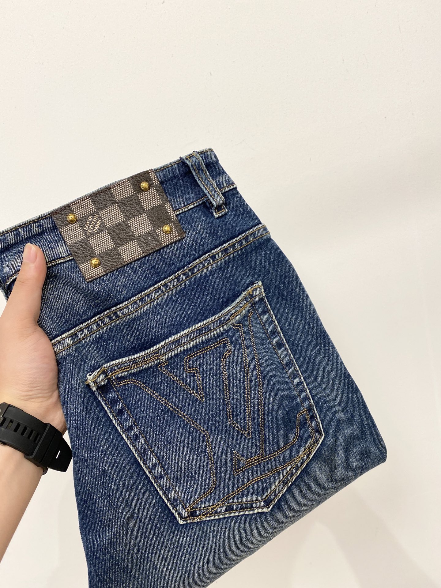 LV、2026最新品，专柜同步有售，原单狠货，水洗休闲牛仔裤，进口原版水洗弹力面料，舒适有弹性，原版五金辅料装饰logo