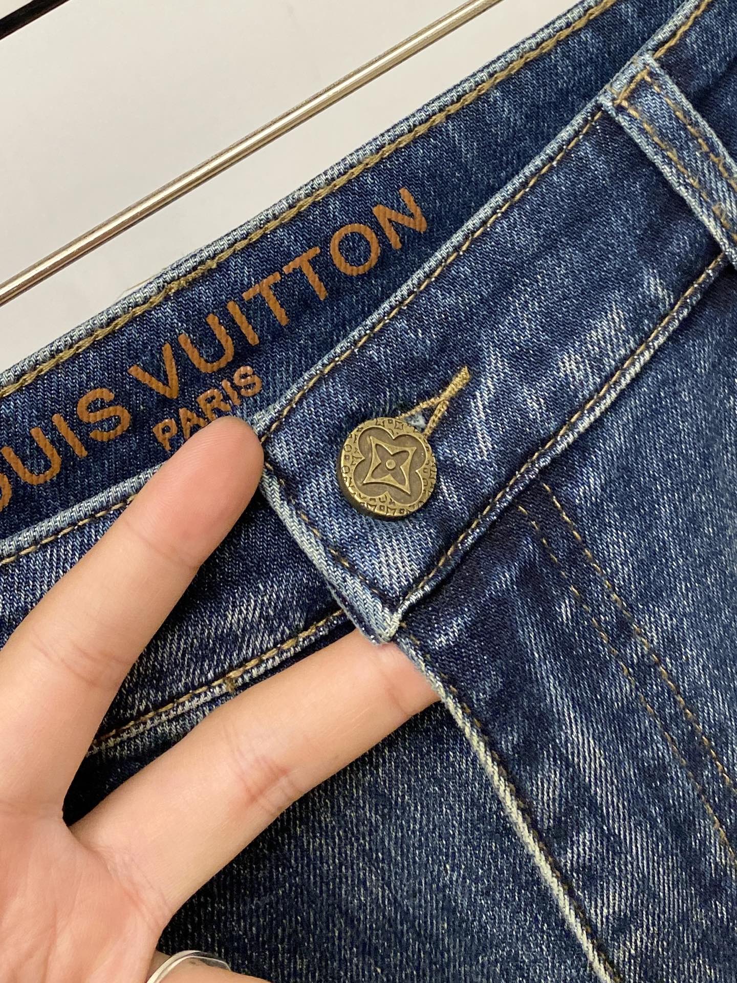 LV、2026最新品，专柜同步有售，原单狠货，水洗休闲牛仔裤，进口原版水洗弹力面料，舒适有弹性，原版五金辅料装饰logo