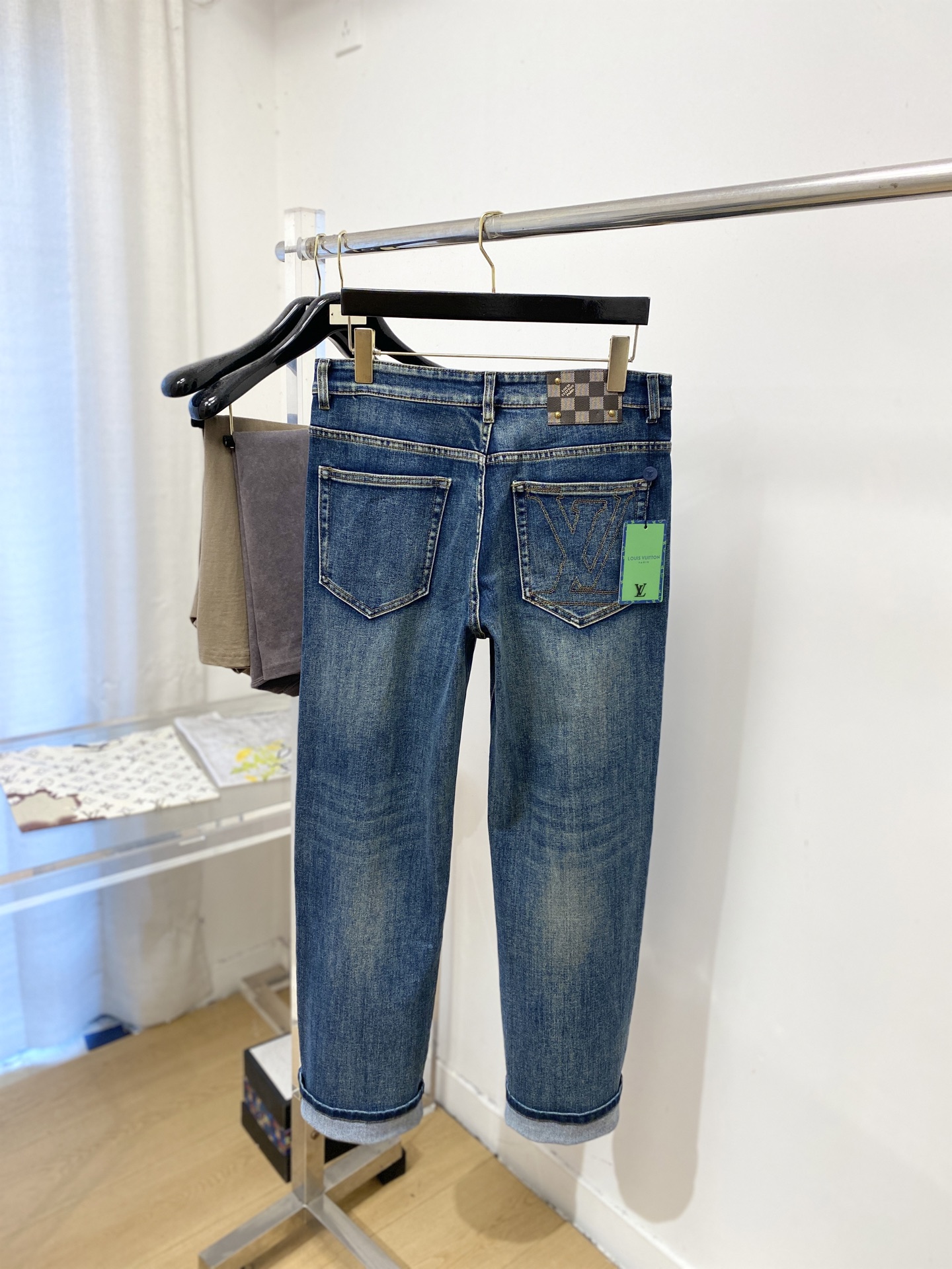 LV、2026最新品，专柜同步有售，原单狠货，水洗休闲牛仔裤，进口原版水洗弹力面料，舒适有弹性，原版五金辅料装饰logo