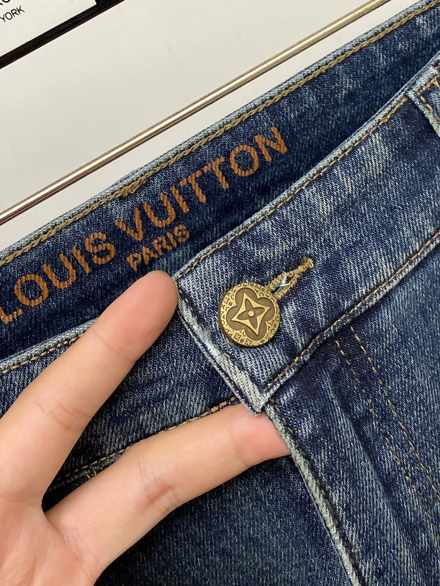LV、2026最新品，专柜同步有售，原单狠货，水洗休闲牛仔裤，进口原版水洗弹力面料，舒适有弹性，原版五金辅料装饰logo