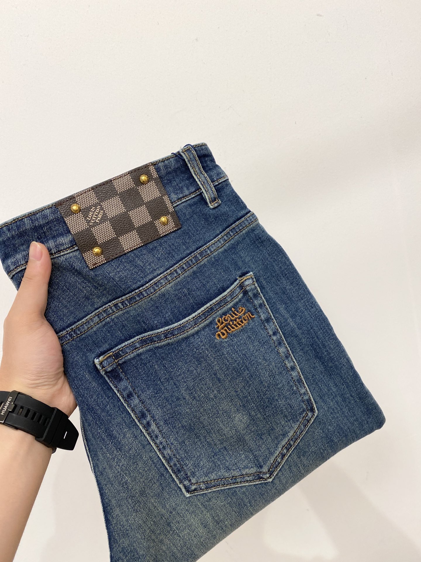 LV、2026最新品，专柜同步有售，原单狠货，水洗休闲牛仔裤，进口原版水洗弹力面料，舒适有弹性，原版五金辅料装饰logo