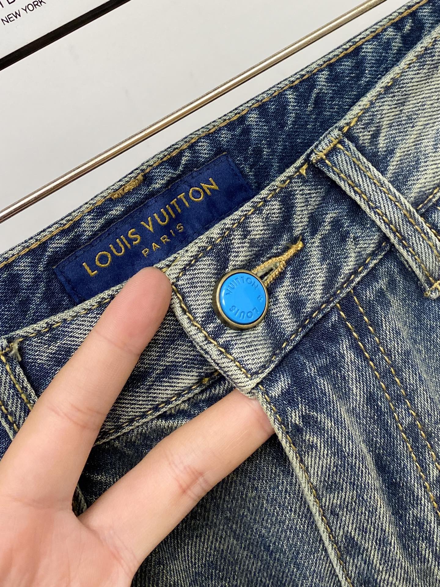 LV、2026最新品，专柜同步有售，原单狠货，水洗休闲牛仔裤，进口原版水洗弹力面料，舒适有弹性，原版五金辅料装饰logo