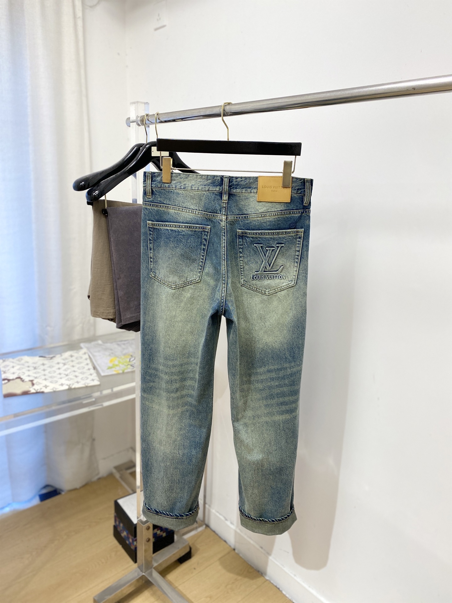 LV、2026最新品，专柜同步有售，原单狠货，水洗休闲牛仔裤，进口原版水洗弹力面料，舒适有弹性，原版五金辅料装饰logo