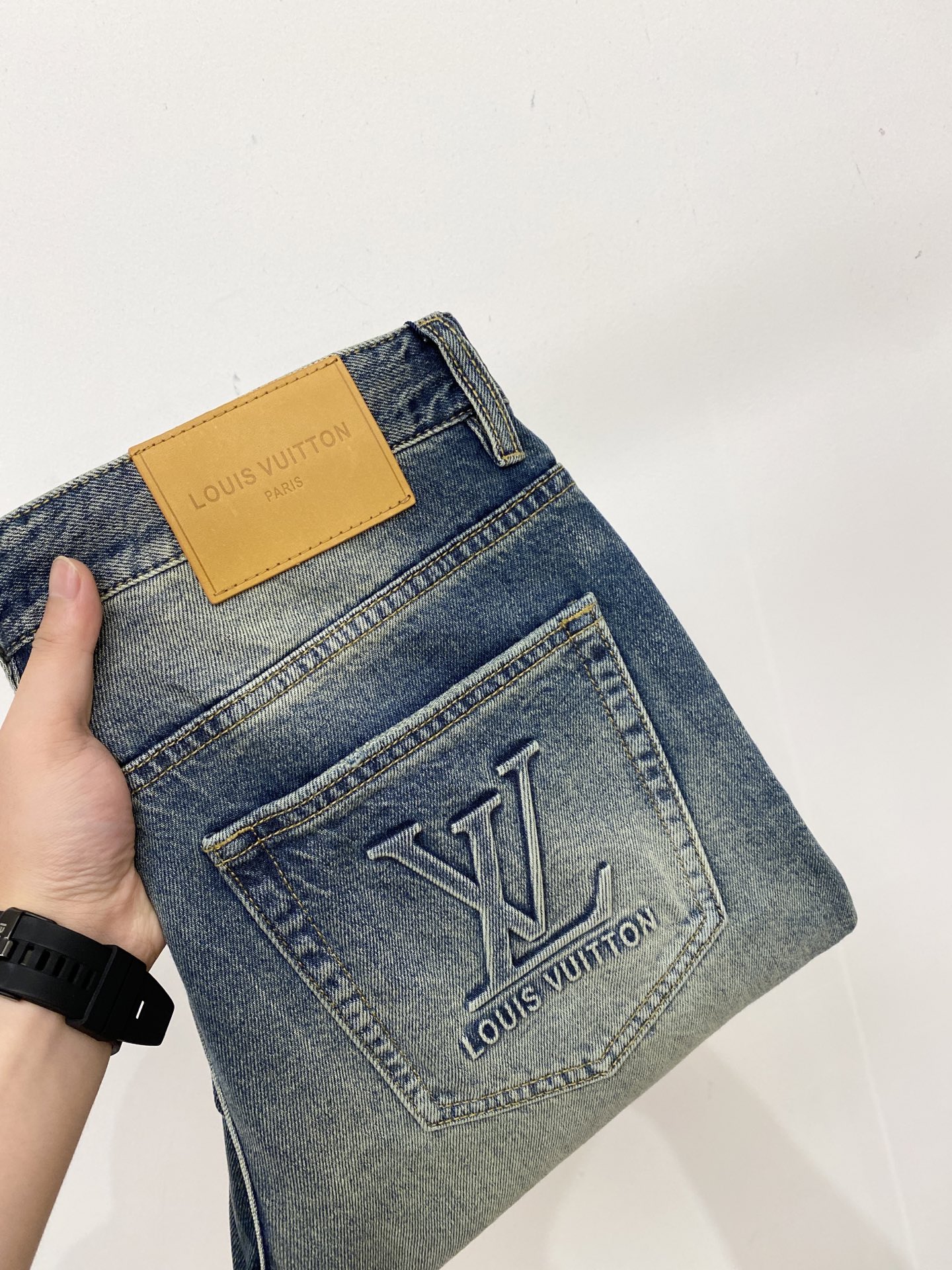 LV、2026最新品，专柜同步有售，原单狠货，水洗休闲牛仔裤，进口原版水洗弹力面料，舒适有弹性，原版五金辅料装饰logo