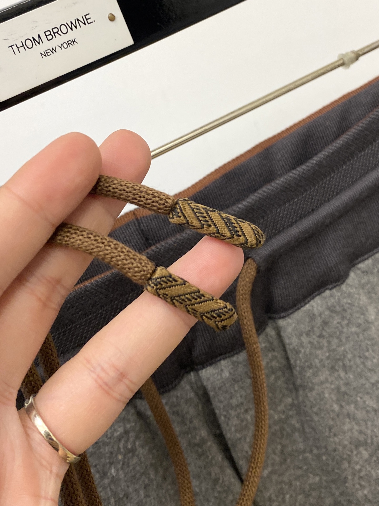 Loro Piana、2026爆款休闲裤 高弹显瘦必爆简约百搭爆款,做工精细,每一针都看得到用心,超多明星网红最爱 拉长 Loro Piana、2026爆款休闲裤 高弹显瘦必爆简约百搭爆款,做工精细,每一针都看得到用心,超多明星网红最爱 拉长