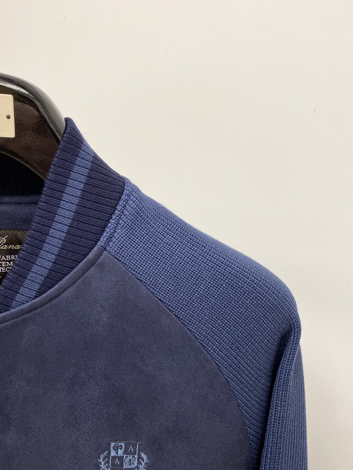 Loro Piana、2026新品夹克外套，时尚帅气，简约百搭款，胸前精致刺绣字母图案logo，定制原版面料，不仅挺括，