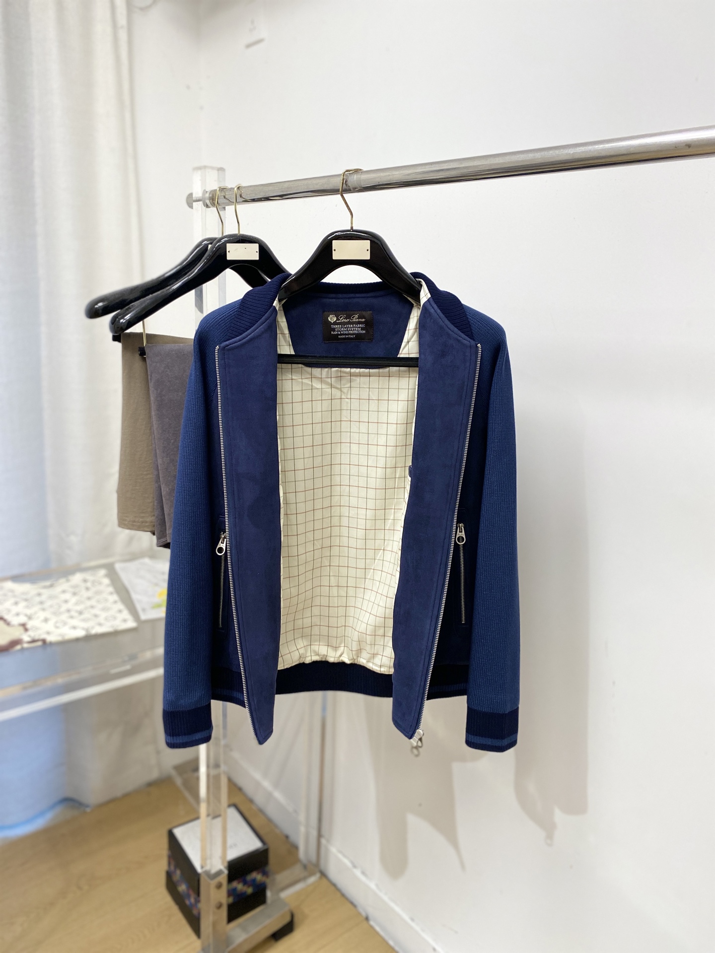 Loro Piana、2026新品夹克外套，时尚帅气，简约百搭款，胸前精致刺绣字母图案logo，定制原版面料，不仅挺括，