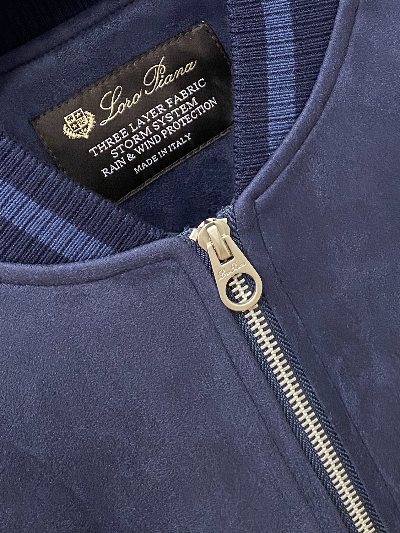 Loro Piana、2026新品夹克外套，时尚帅气，简约百搭款，胸前精致刺绣字母图案logo，定制原版面料，不仅挺括，