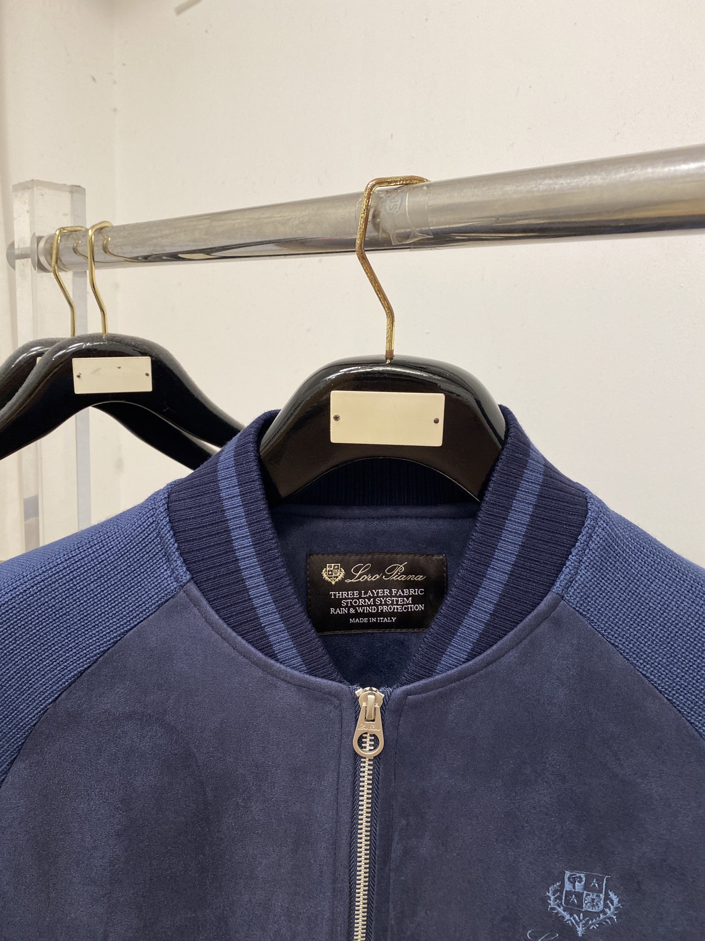 Loro Piana、2026新品夹克外套，时尚帅气，简约百搭款，胸前精致刺绣字母图案logo，定制原版面料，不仅挺括，