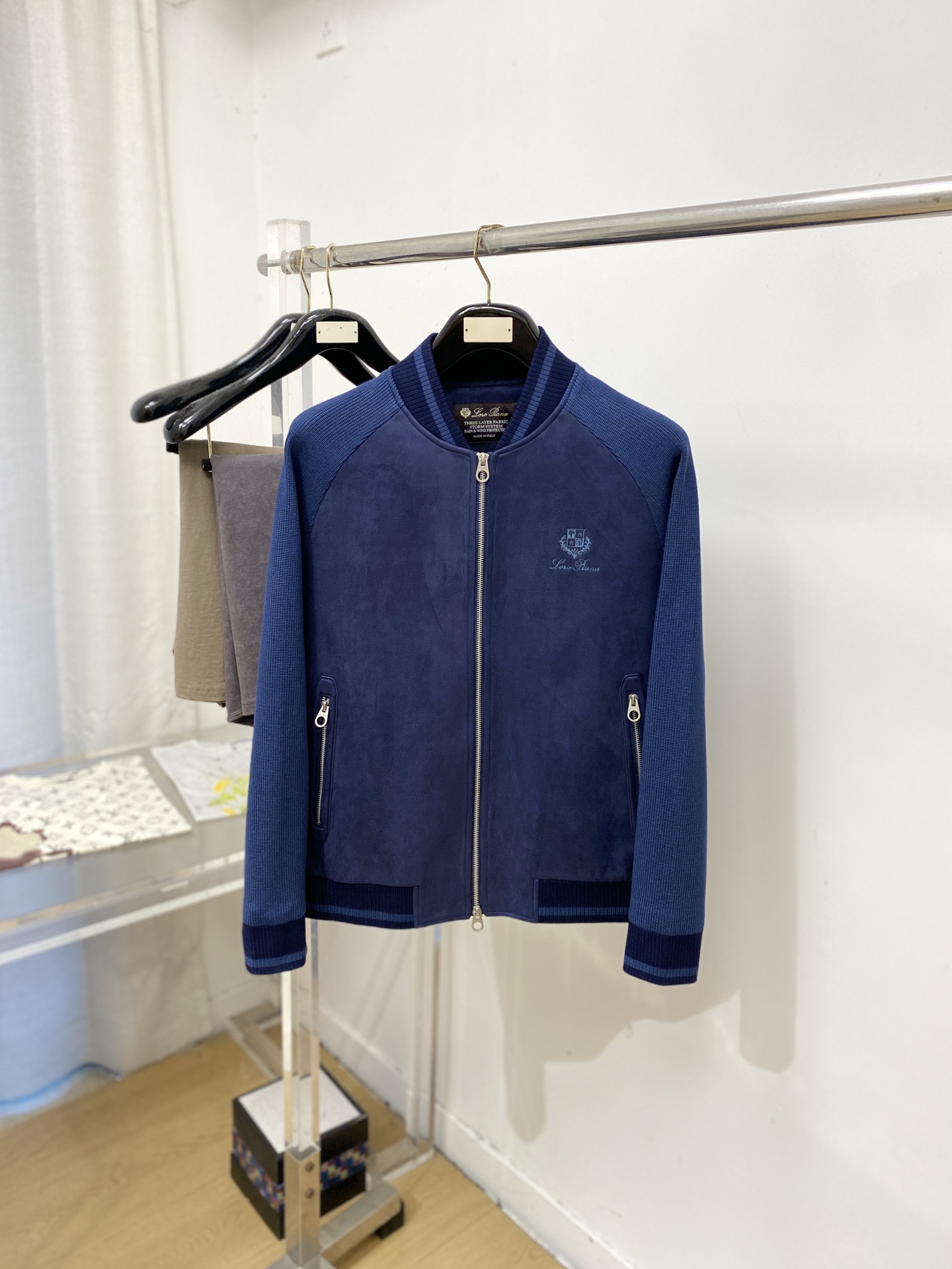 Loro Piana、2026新品夹克外套，时尚帅气，简约百搭款，胸前精致刺绣字母图案logo，定制原版面料，不仅挺括，