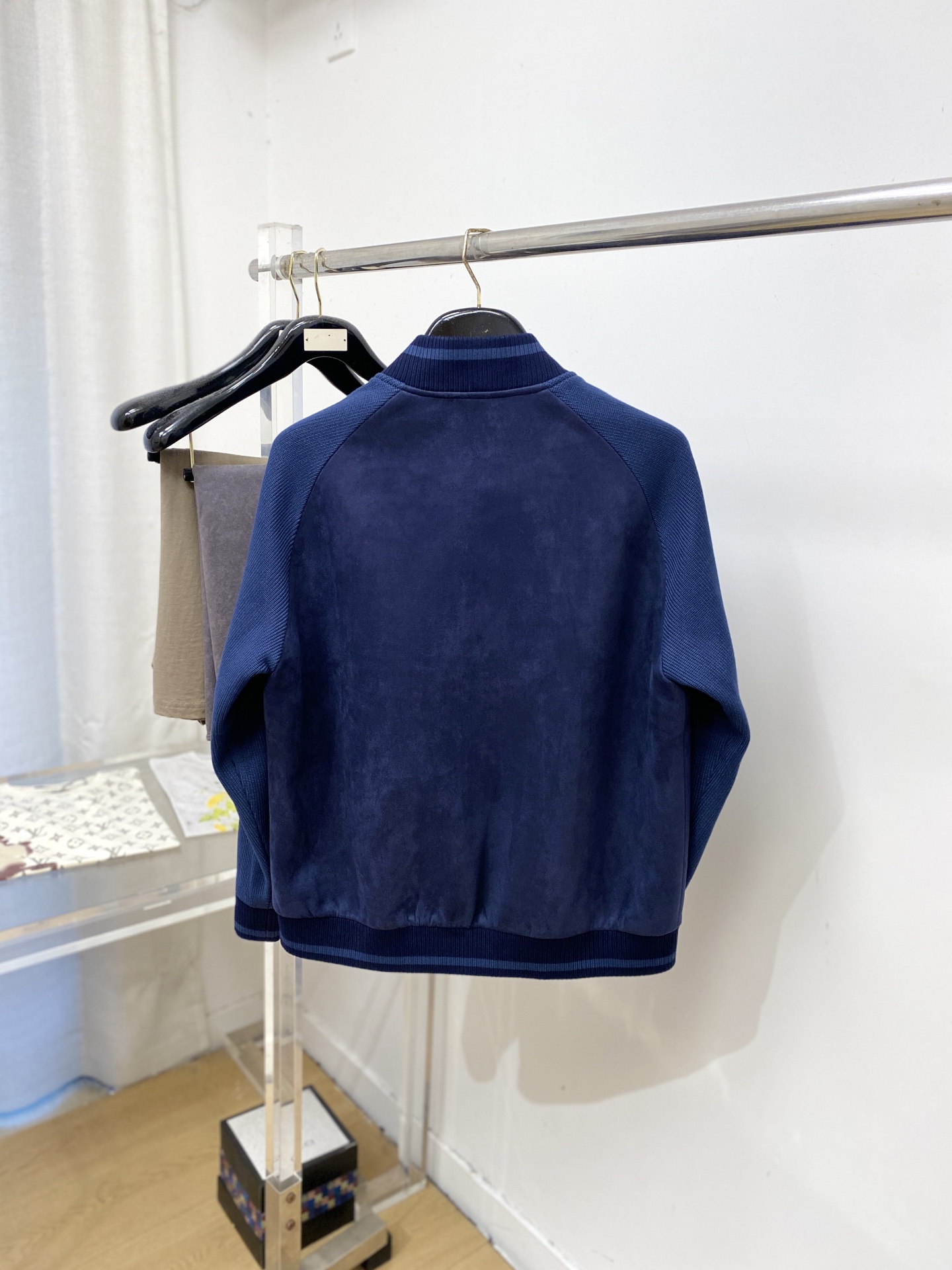 Loro Piana、2026新品夹克外套，时尚帅气，简约百搭款，胸前精致刺绣字母图案logo，定制原版面料，不仅挺括，