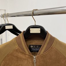 Loro Piana、2026新品夹克外套,时尚帅气,简约百搭款,胸前精致刺绣字母图案logo,定制原版面料,不仅挺括, Loro Piana、2026新品夹克外套,时尚帅气,简约百搭款,胸前精致刺绣字母图案logo,定制原版面料,不仅挺括,