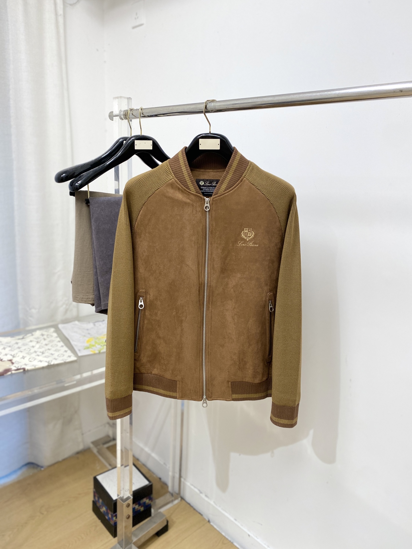 Loro Piana、2026新品夹克外套，时尚帅气，简约百搭款，胸前精致刺绣字母图案logo，定制原版面料，不仅挺括，