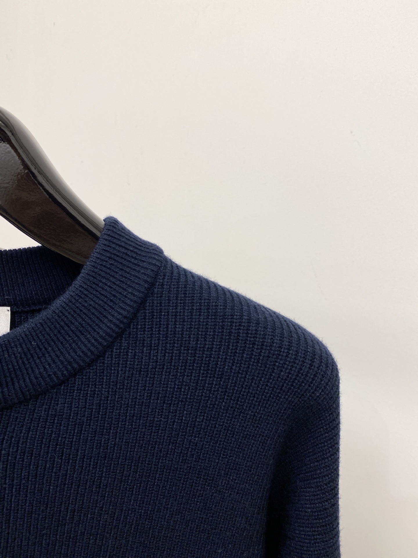 Brunello Cucinelli、2026新品羊毛衣 具有手感细腻柔软，可直接与肌肤接触，让暖心的纱线变化出细腻的质