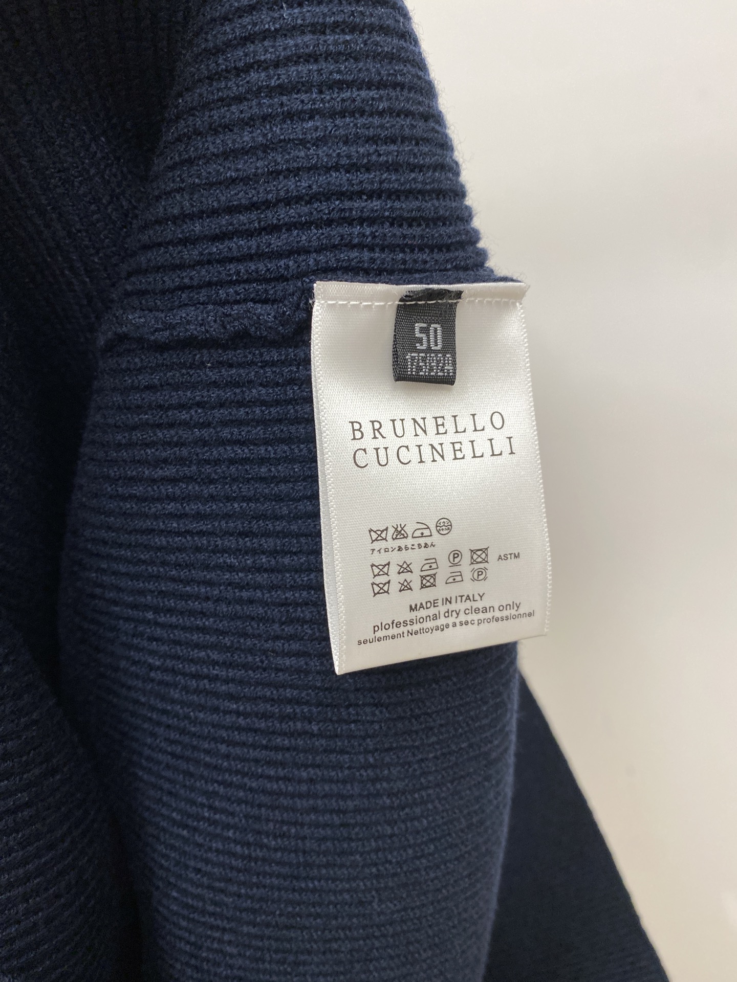 Brunello Cucinelli、2026新品羊毛衣 具有手感细腻柔软，可直接与肌肤接触，让暖心的纱线变化出细腻的质