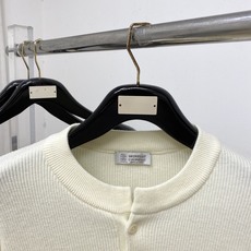 Brunello Cucinelli、2026新品羊毛衣 具有手感细腻柔软,可直接与肌肤接触,让暖心的纱线变化出细腻的质 Brunello Cucinelli、2026新品羊毛衣 具有手感细腻柔软,可直接与肌肤接触,让暖心的纱线变化出细腻的质