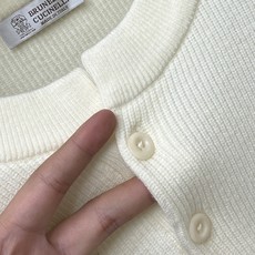 Brunello Cucinelli、2026新品羊毛衣 具有手感细腻柔软,可直接与肌肤接触,让暖心的纱线变化出细腻的质 Brunello Cucinelli、2026新品羊毛衣 具有手感细腻柔软,可直接与肌肤接触,让暖心的纱线变化出细腻的质