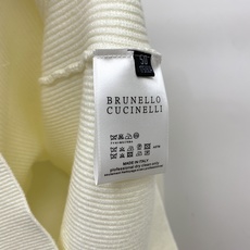 Brunello Cucinelli、2026新品羊毛衣 具有手感细腻柔软,可直接与肌肤接触,让暖心的纱线变化出细腻的质 Brunello Cucinelli、2026新品羊毛衣 具有手感细腻柔软,可直接与肌肤接触,让暖心的纱线变化出细腻的质