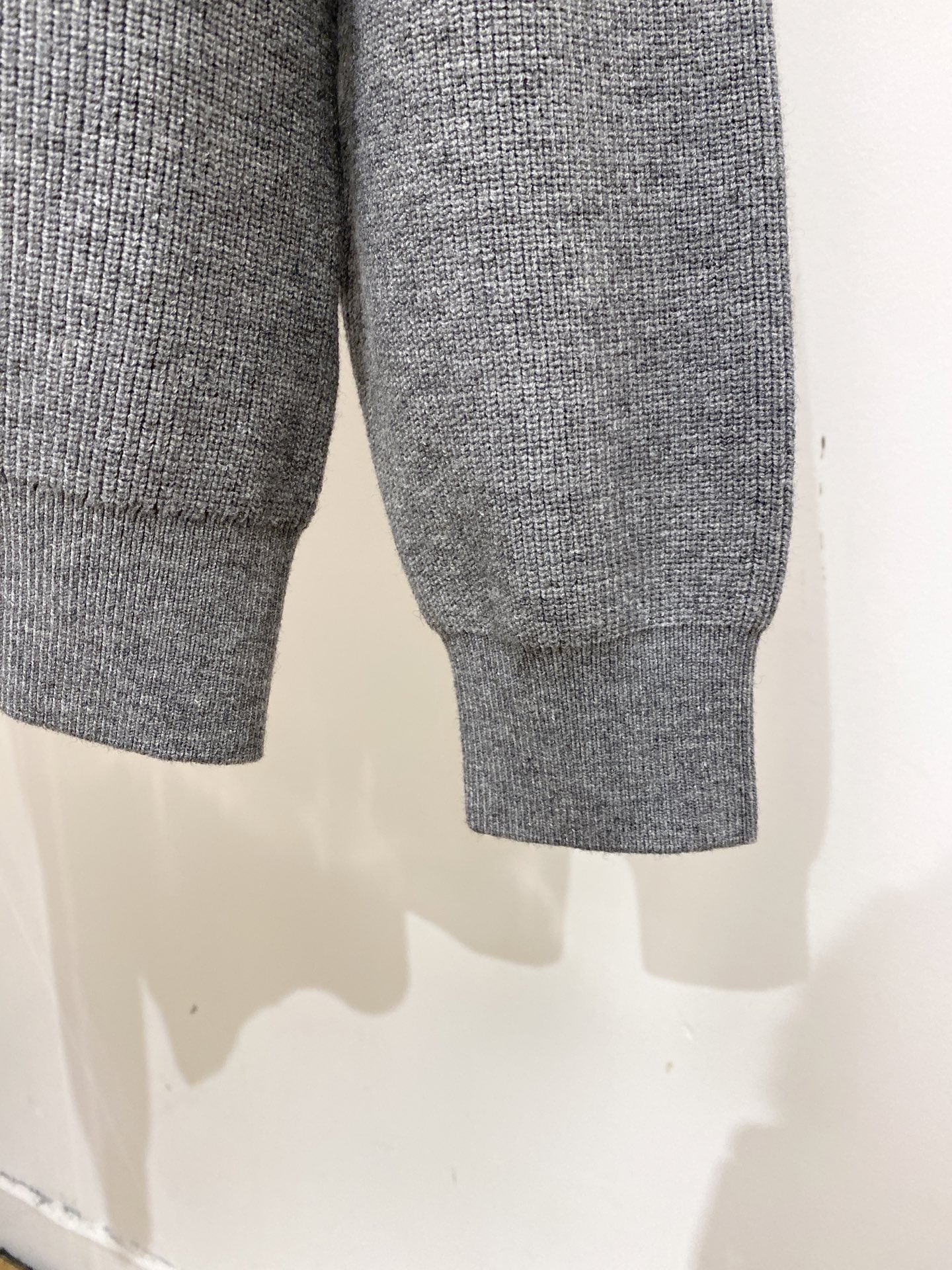 Brunello Cucinelli、2026新品羊毛衣 具有手感细腻柔软，可直接与肌肤接触，让暖心的纱线变化出细腻的质