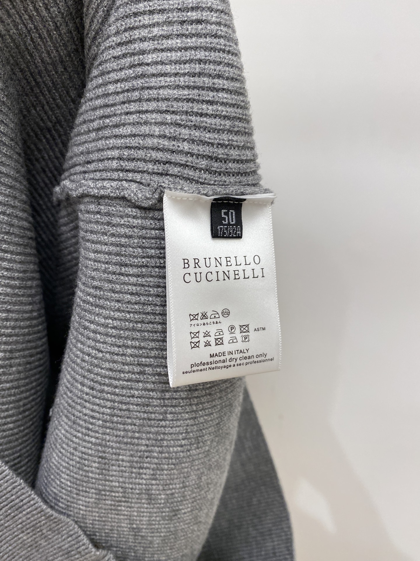 Brunello Cucinelli、2026新品羊毛衣 具有手感细腻柔软，可直接与肌肤接触，让暖心的纱线变化出细腻的质