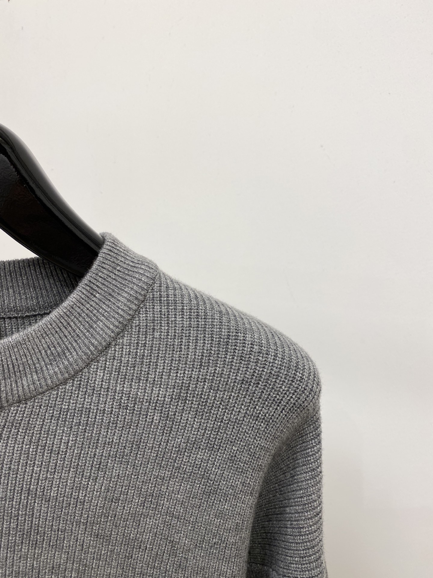 Brunello Cucinelli、2026新品羊毛衣 具有手感细腻柔软，可直接与肌肤接触，让暖心的纱线变化出细腻的质