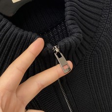 Brunello Cucinelli、2026新品羊毛衣外套 具有手感细腻柔软,可直接与肌肤接触,让暖心的纱线变化出细腻 Brunello Cucinelli、2026新品羊毛衣外套 具有手感细腻柔软,可直接与肌肤接触,让暖心的纱线变化出细腻