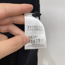 Brunello Cucinelli、2026新品羊毛衣外套 具有手感细腻柔软,可直接与肌肤接触,让暖心的纱线变化出细腻 Brunello Cucinelli、2026新品羊毛衣外套 具有手感细腻柔软,可直接与肌肤接触,让暖心的纱线变化出细腻