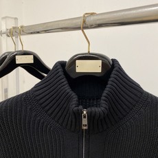 Brunello Cucinelli、2026新品羊毛衣外套 具有手感细腻柔软,可直接与肌肤接触,让暖心的纱线变化出细腻 Brunello Cucinelli、2026新品羊毛衣外套 具有手感细腻柔软,可直接与肌肤接触,让暖心的纱线变化出细腻