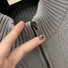 Brunello Cucinelli、2026新品羊毛衣外套 具有手感细腻柔软,可直接与肌肤接触,让暖心的纱线变化出细腻 Brunello Cucinelli、2026新品羊毛衣外套 具有手感细腻柔软,可直接与肌肤接触,让暖心的纱线变化出细腻