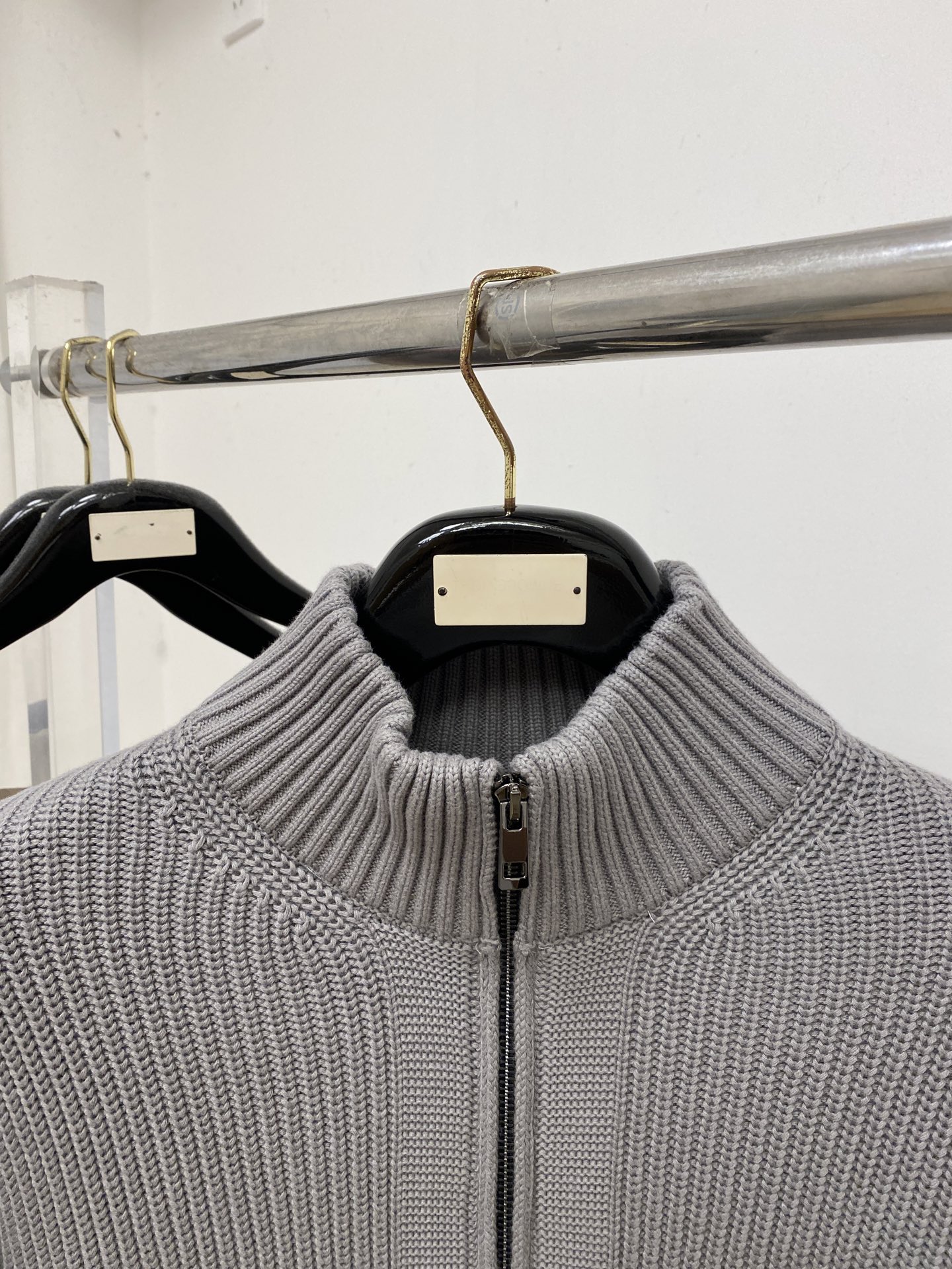 Brunello Cucinelli、2026新品羊毛衣外套 具有手感细腻柔软,可直接与肌肤接触,让暖心的纱线变化出细腻 Brunello Cucinelli、2026新品羊毛衣外套 具有手感细腻柔软,可直接与肌肤接触,让暖心的纱线变化出细腻