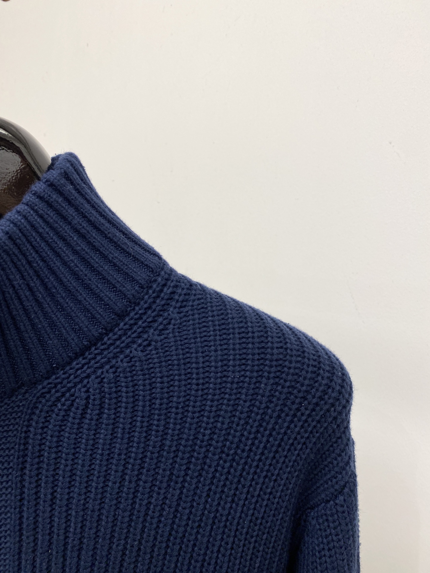 Brunello Cucinelli、2026新品羊毛衣外套 具有手感细腻柔软，可直接与肌肤接触，让暖心的纱线变化出细腻