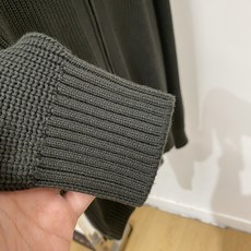 Brunello Cucinelli、2026新品羊毛衣外套 具有手感细腻柔软,可直接与肌肤接触,让暖心的纱线变化出细腻 Brunello Cucinelli、2026新品羊毛衣外套 具有手感细腻柔软,可直接与肌肤接触,让暖心的纱线变化出细腻
