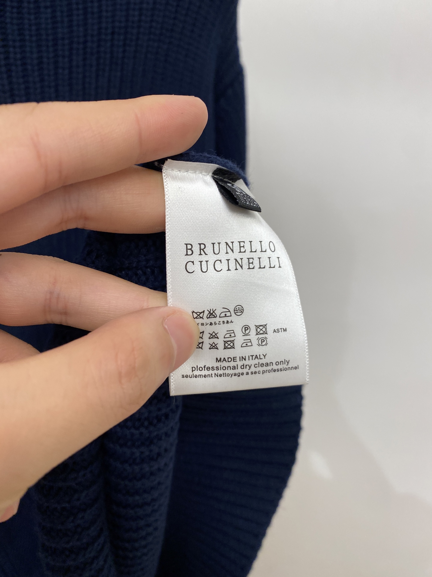 Brunello Cucinelli、2026新品羊毛衣外套 具有手感细腻柔软，可直接与肌肤接触，让暖心的纱线变化出细腻