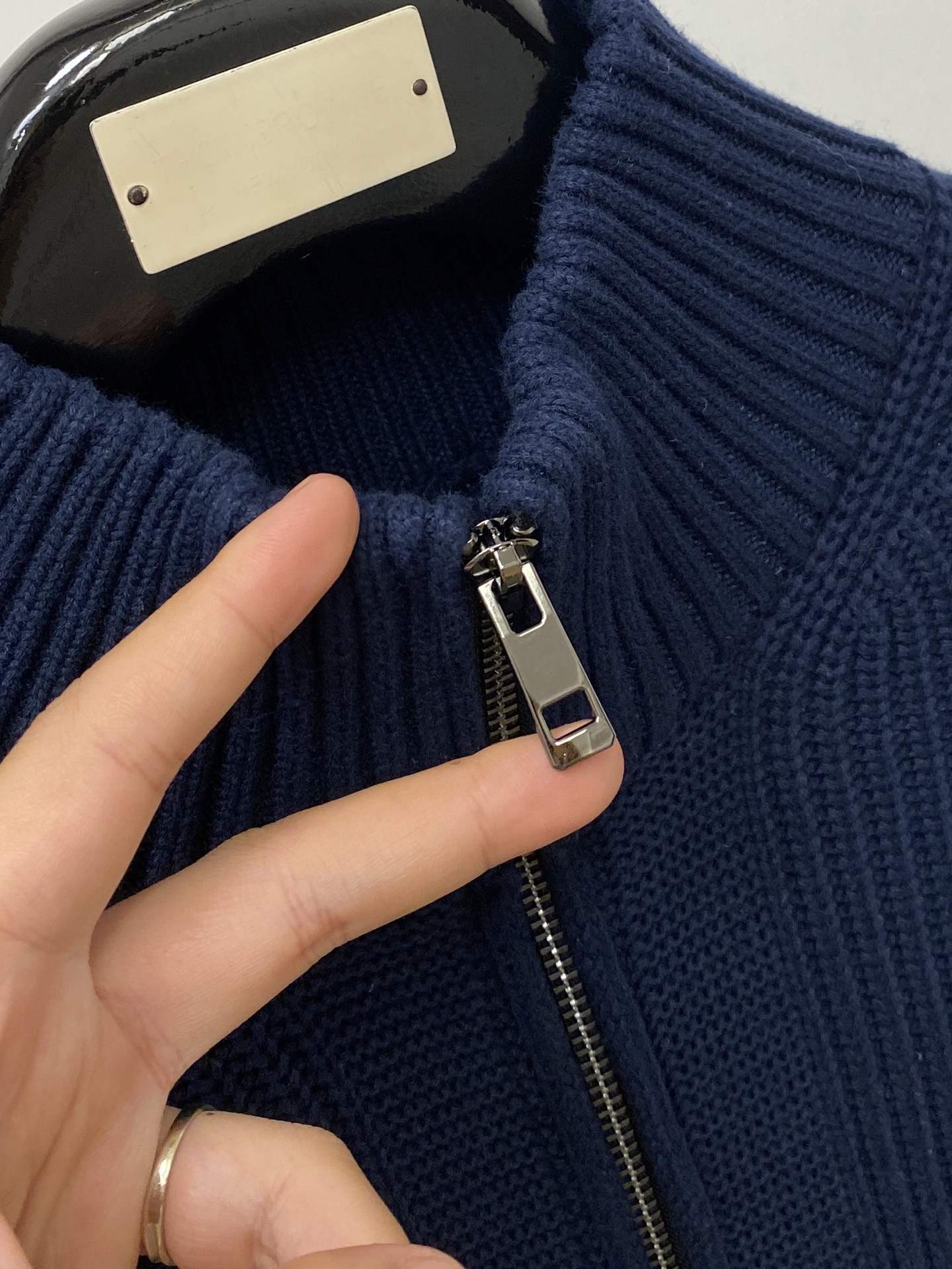 Brunello Cucinelli、2026新品羊毛衣外套 具有手感细腻柔软，可直接与肌肤接触，让暖心的纱线变化出细腻