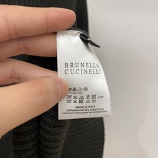Brunello Cucinelli、2026新品羊毛衣外套 具有手感细腻柔软,可直接与肌肤接触,让暖心的纱线变化出细腻 Brunello Cucinelli、2026新品羊毛衣外套 具有手感细腻柔软,可直接与肌肤接触,让暖心的纱线变化出细腻