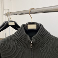 Brunello Cucinelli、2026新品羊毛衣外套 具有手感细腻柔软,可直接与肌肤接触,让暖心的纱线变化出细腻 Brunello Cucinelli、2026新品羊毛衣外套 具有手感细腻柔软,可直接与肌肤接触,让暖心的纱线变化出细腻