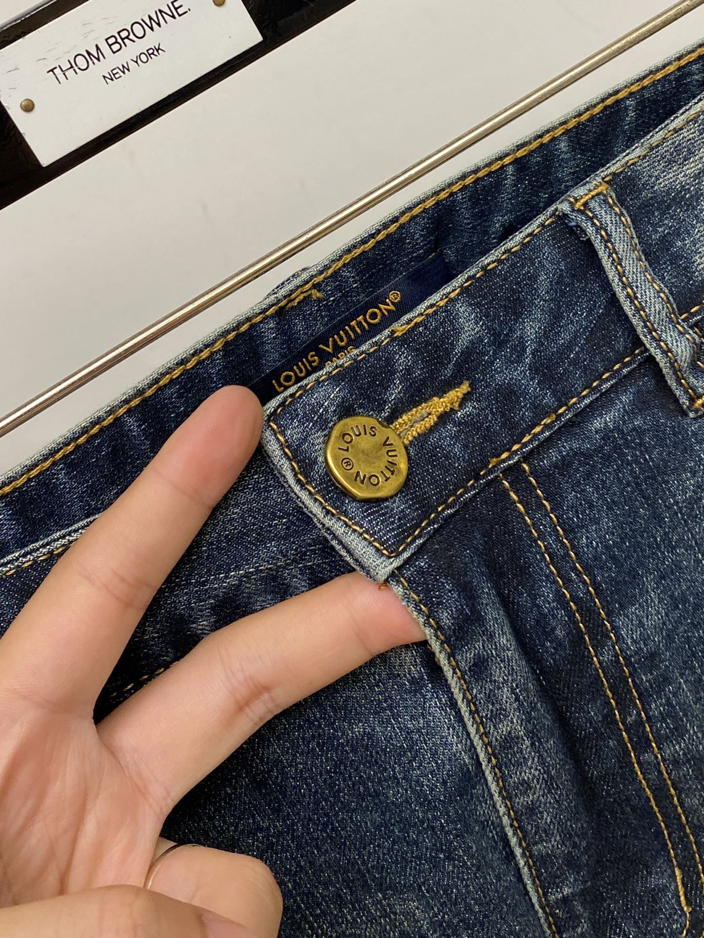 LV、2026最新品，专柜同步有售，原单狠货，水洗休闲牛仔裤，进口原版水洗弹力面料，舒适有弹性，原版五金辅料装饰logo