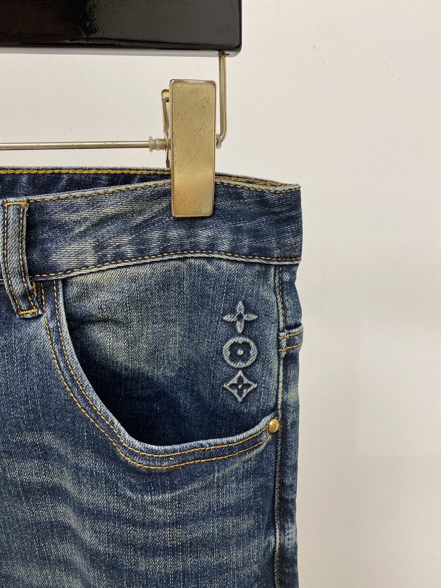 LV、2026最新品，专柜同步有售，原单狠货，水洗休闲牛仔裤，进口原版水洗弹力面料，舒适有弹性，原版五金辅料装饰logo