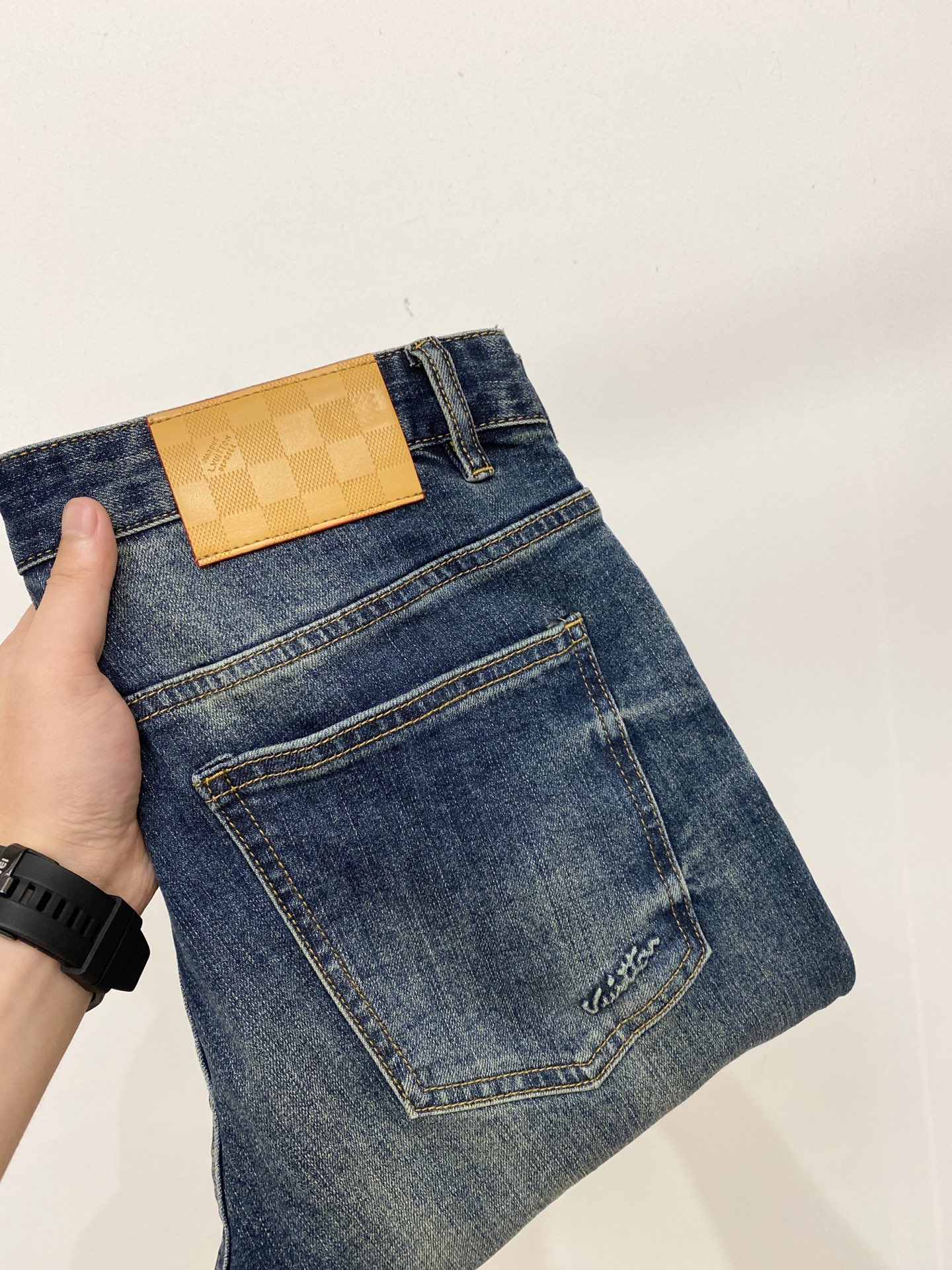 LV、2026最新品，专柜同步有售，原单狠货，水洗休闲牛仔裤，进口原版水洗弹力面料，舒适有弹性，原版五金辅料装饰logo