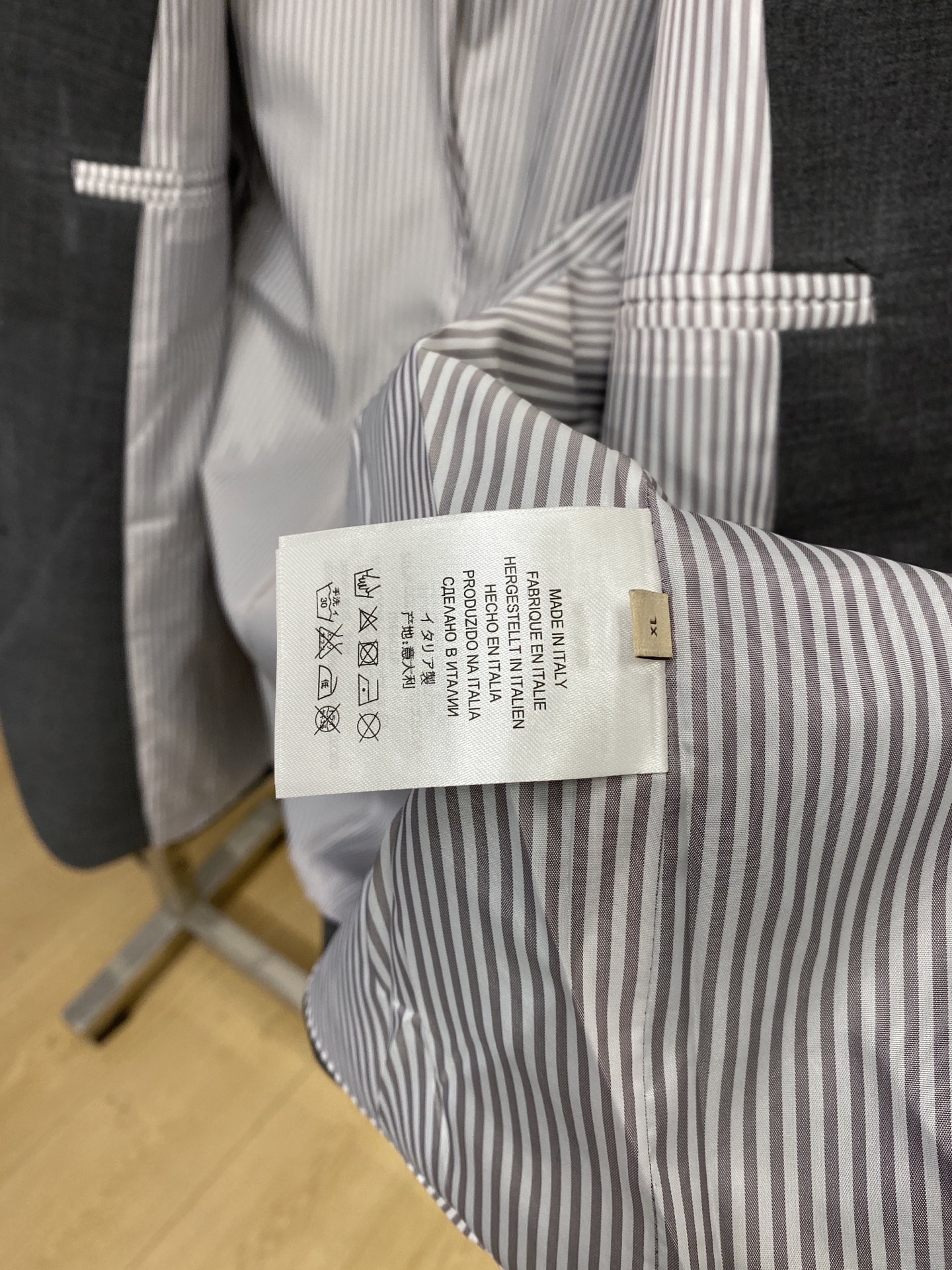 T*、2026新品西装外套，时尚帅气，简约百搭款，定制原版面料，不仅挺括，保持潮流的廓形，又穿着舒适，纱织更细腻，码数M