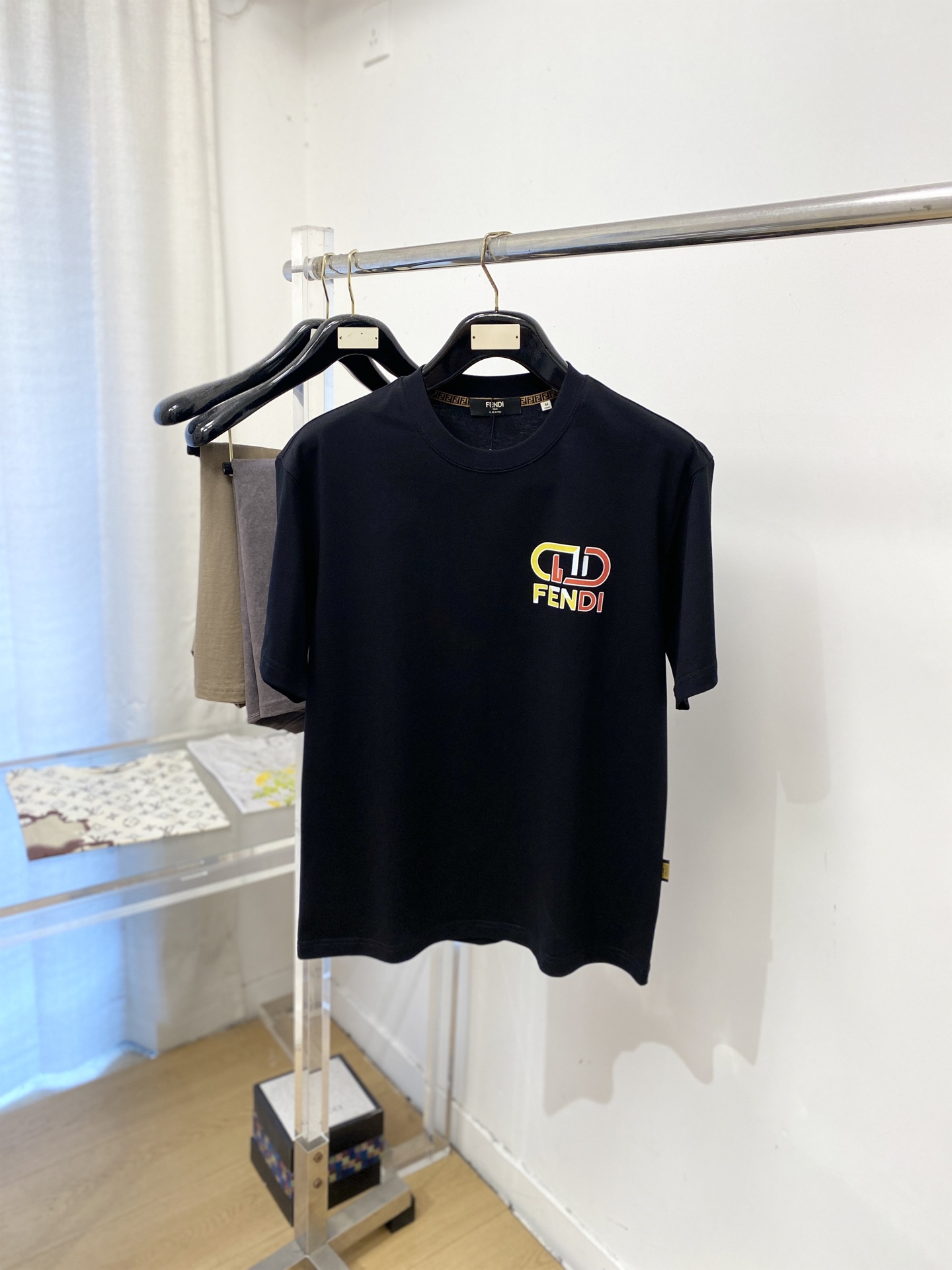 芬*、2026新品短袖T恤,帅气时尚,胸前顶级印胶图案字母logo,简约百搭款。面料棉 不仅挺括,保持潮流的廓形,又穿着 芬*、2026新品短袖T恤,帅气时尚,胸前顶级印胶图案字母logo,简约百搭款。面料棉 不仅挺括,保持潮流的廓形,又穿着