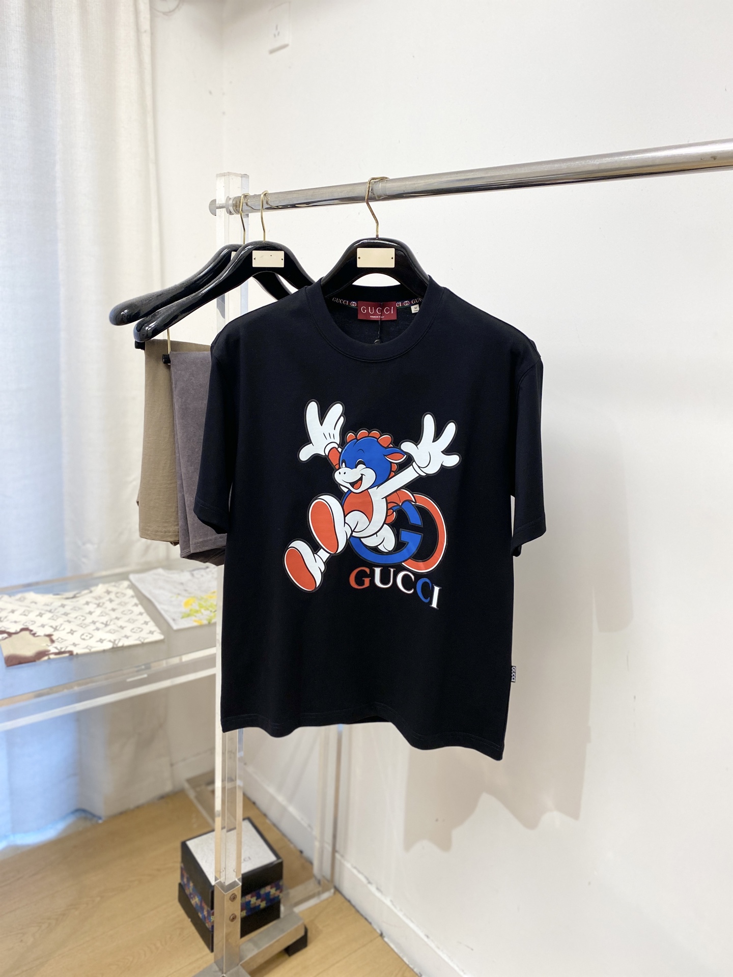 古*、2026新品短袖T恤，帅气时尚，胸前顶级印花图案字母logo，简约百搭款。面料棉 不仅挺括，保持潮流的廓形，又穿着