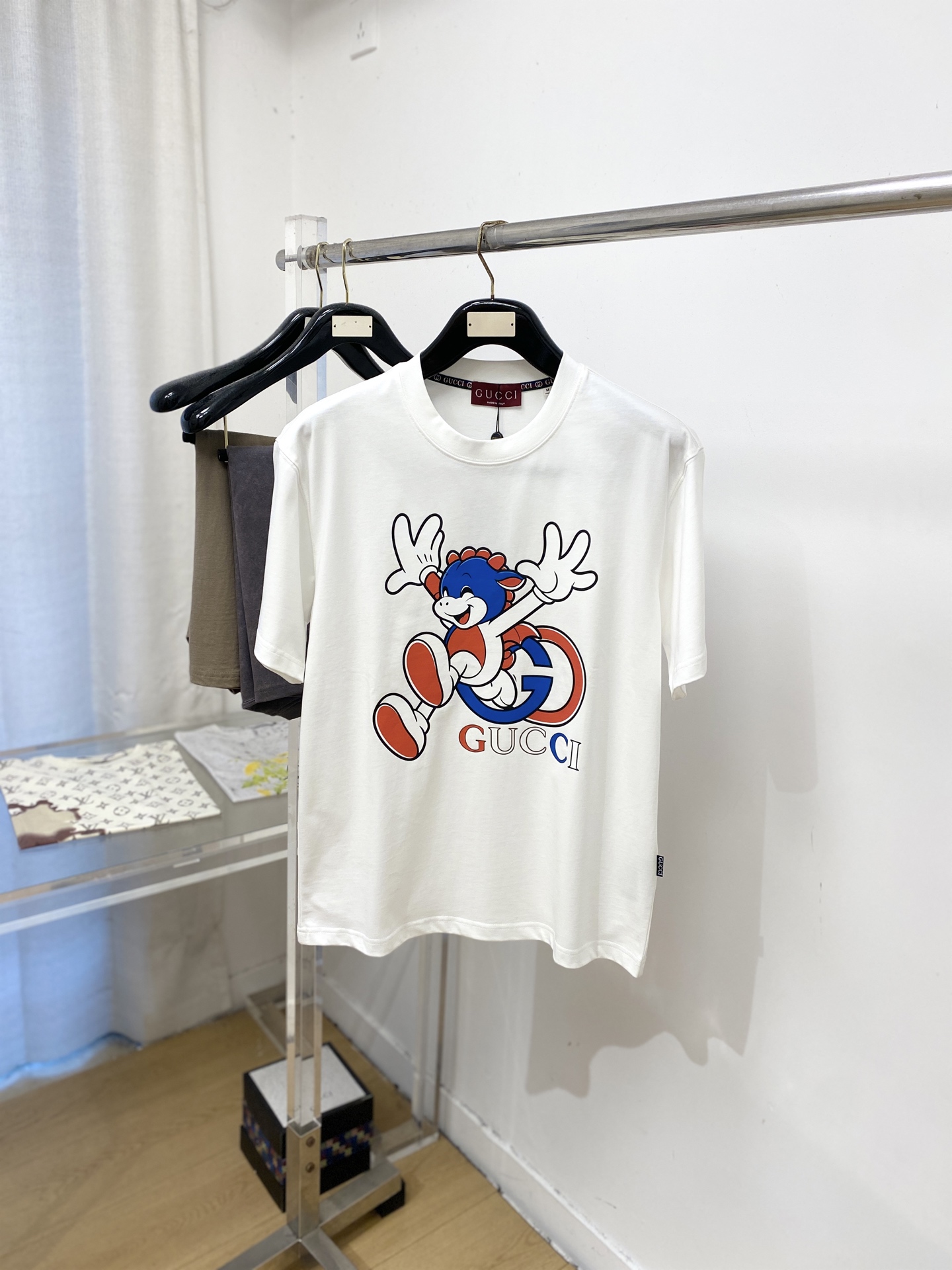 古*、2026新品短袖T恤，帅气时尚，胸前顶级印花图案字母logo，简约百搭款。面料棉 不仅挺括，保持潮流的廓形，又穿着