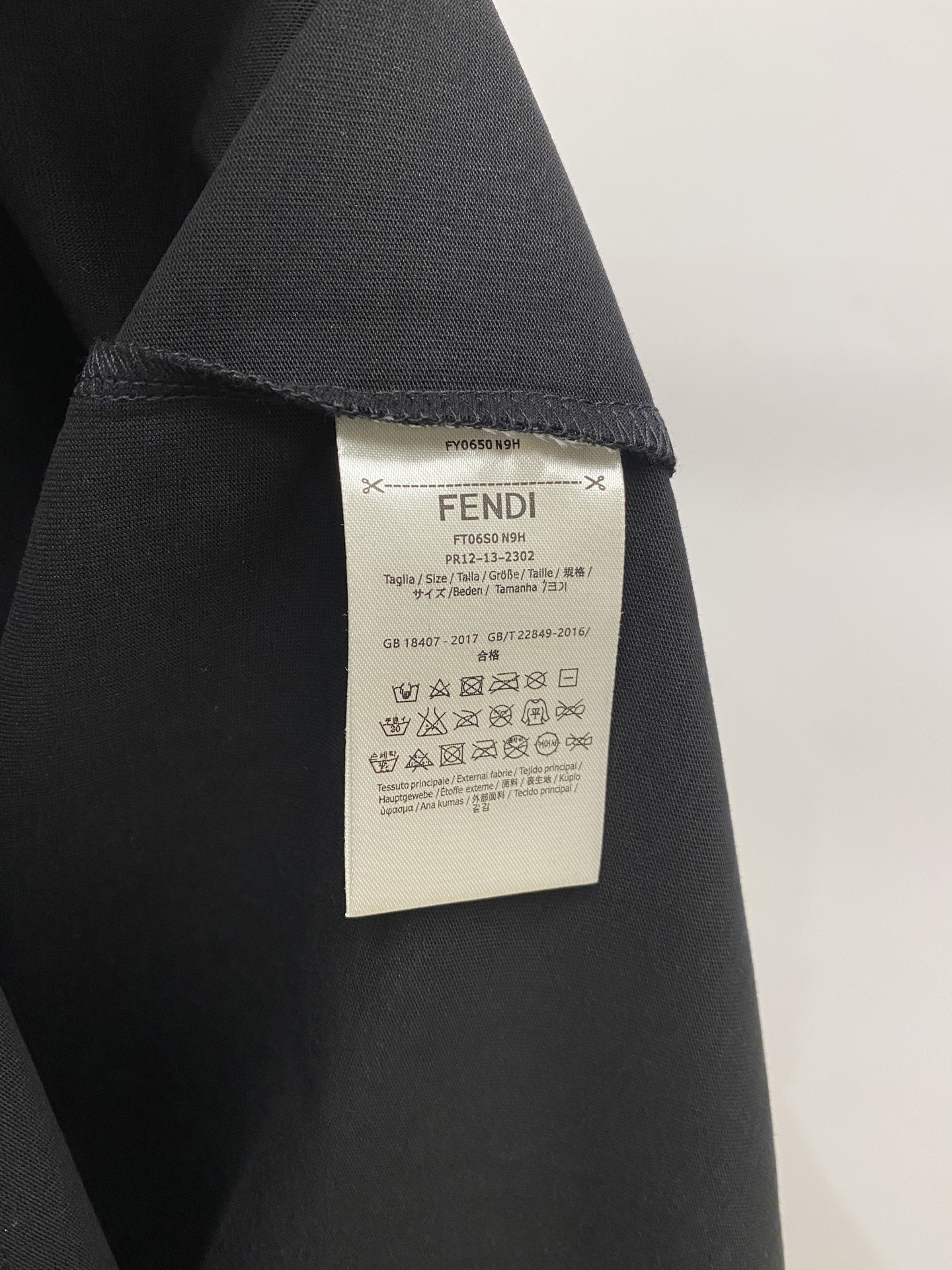 芬*、2026新品短袖T恤，帅气时尚，胸前顶级印花图案字母logo，简约百搭款。面料棉 不仅挺括，保持潮流的廓形，又穿着