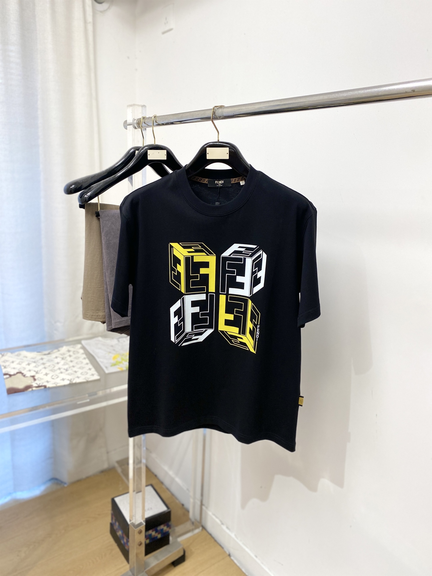 芬*、2026新品短袖T恤，帅气时尚，胸前顶级印胶字母logo，简约百搭款。面料棉 不仅挺括，保持潮流的廓形，又穿着舒适