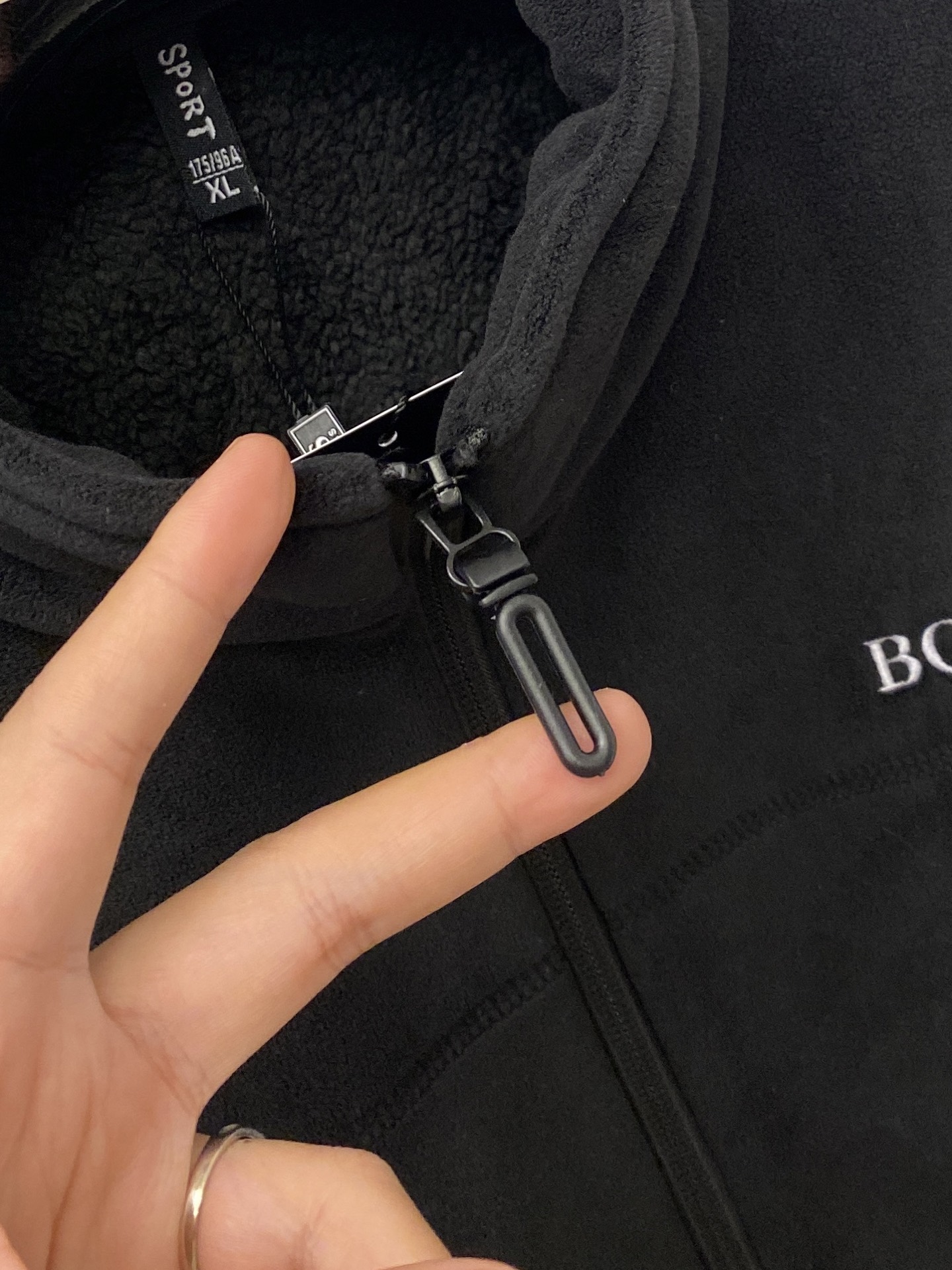 B*、2026新品羊遮绒夹克马甲外套，时尚帅气，简约百搭款，胸前精致刺绣字母logo，定制原版面料，不仅挺括，保持潮流的