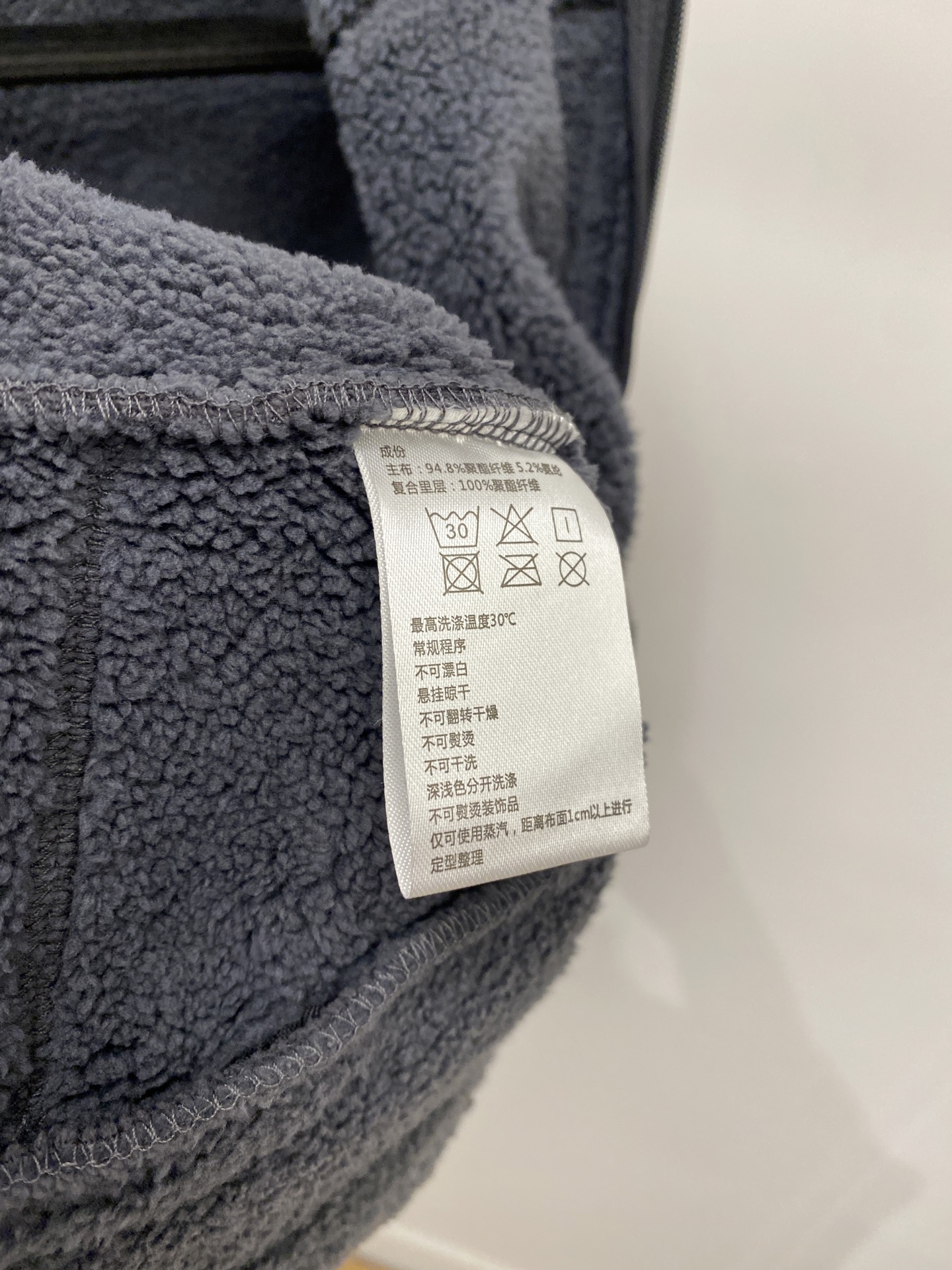 B*、2026新品羊遮绒夹克马甲外套，时尚帅气，简约百搭款，胸前精致刺绣字母logo，定制原版面料，不仅挺括，保持潮流的