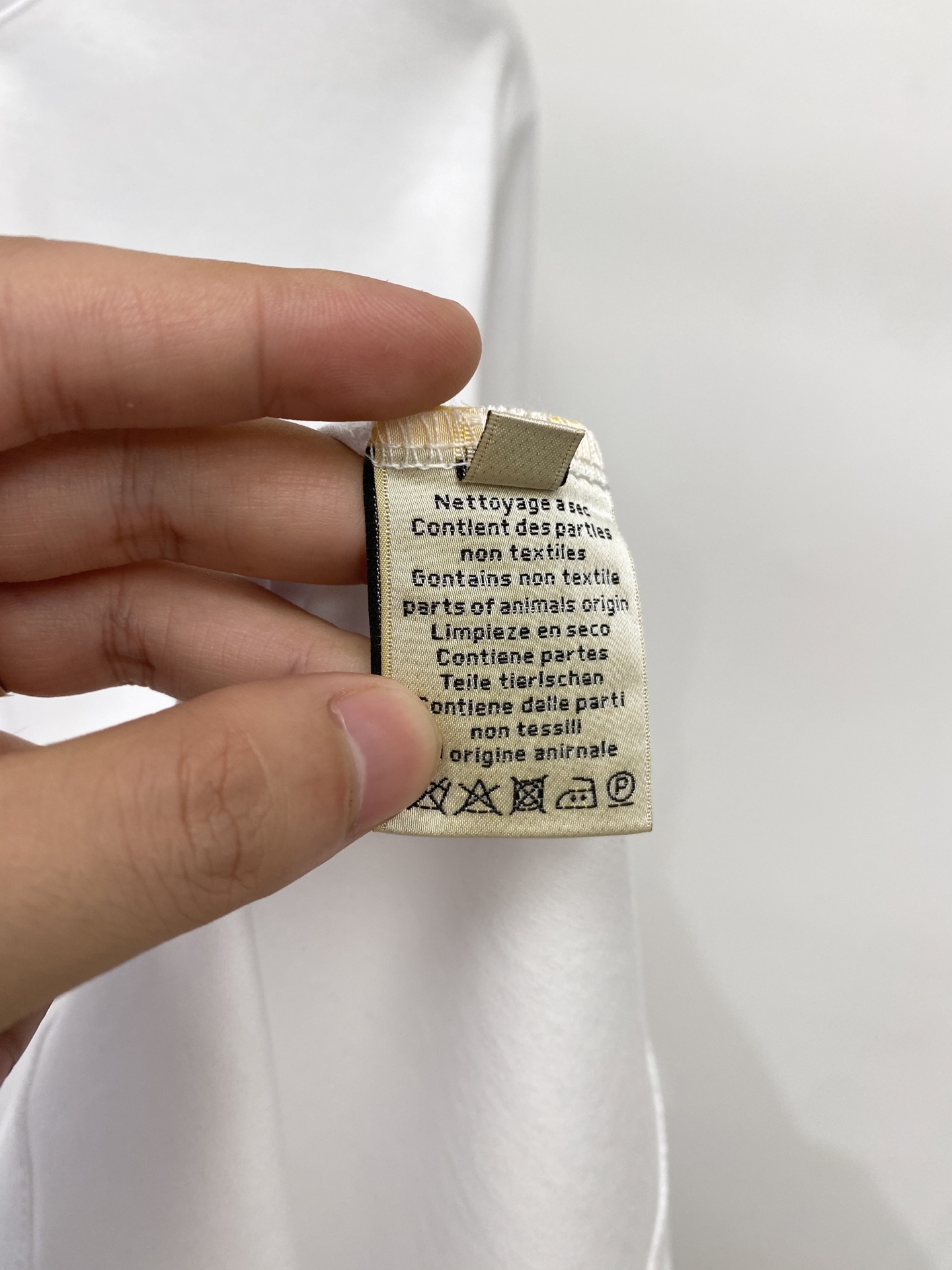爱*、2026新品长袖，时尚帅气，简约百搭款，定制原版面料，不仅挺括，保持潮流的廓形，又穿着舒适，纱织更细腻，码数M-3