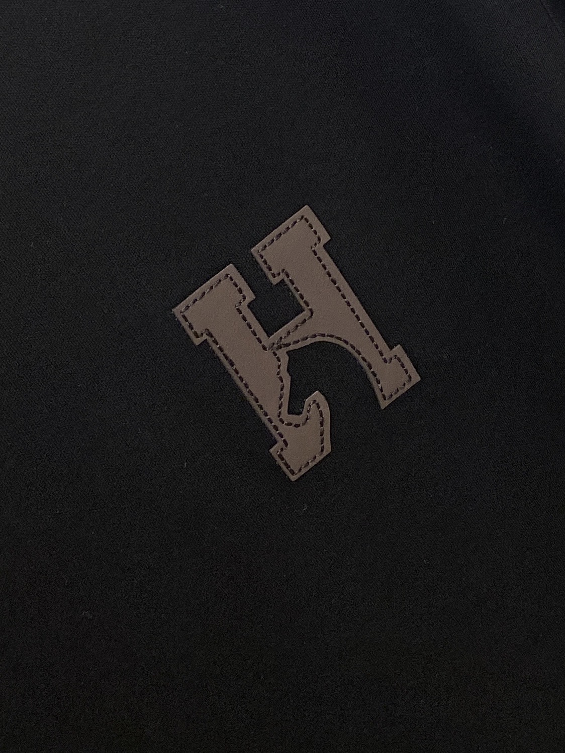 爱*、2026新品长袖，时尚帅气，简约百搭款，胸前刺绣装饰字母logo，定制原版面料，不仅挺括，保持潮流的廓形，又穿着舒