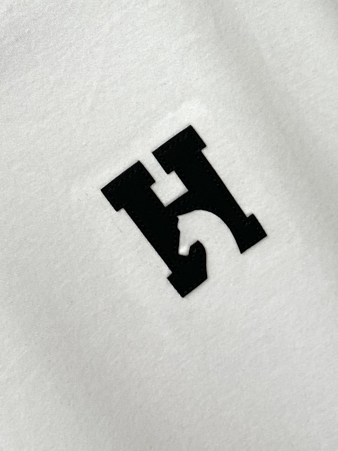 爱*、2026新品长袖，时尚帅气，简约百搭款，胸前刺绣装饰字母logo，定制原版面料，不仅挺括，保持潮流的廓形，又穿着舒